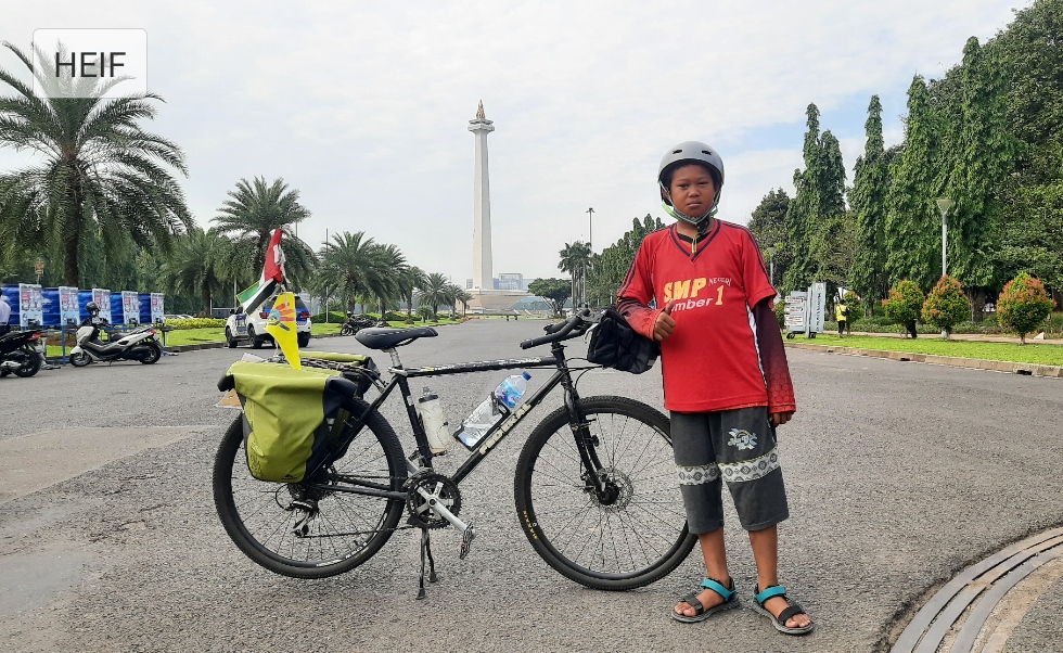 Zaki Ilham Mashudi bersama sepedanya mengabadikan di sekitar tugu monas Jakarta (beritalima.com/istimewa)