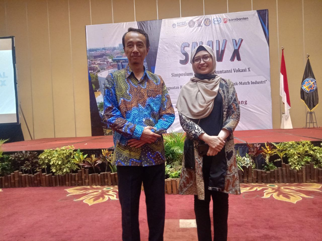 Direktur Politeknik Negeri Malang Supratna Adhisuwignjo dan Nurafni Panitia SNAV X
