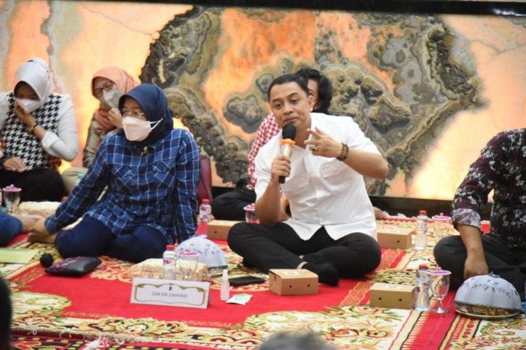 Tangis Haru Warga Warnai Acara Sambat Nang Cak Eri, Ada Apa