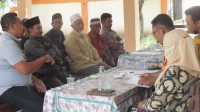 Sejumlah warga mendatangi Kantor Desa Darsono, Kecamatan Arjasa (beritalima.com/sugik)