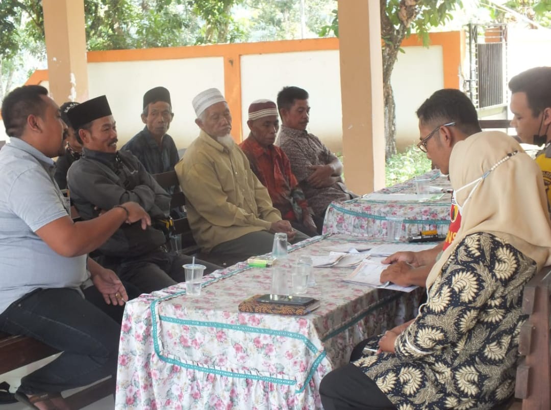 Sejumlah warga mendatangi Kantor Desa Darsono, Kecamatan Arjasa (beritalima.com/sugik)