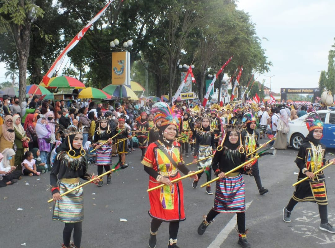 Salah satu peserta karnaval pelajar dari SDN Ajung 1 (beritalima.com/sugik)