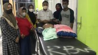 Alfian Andri Wijaya saat membawa penderita Hidrosefalus ke RSD. dr. Soebandi Jember (beritalima.com/istimewa)