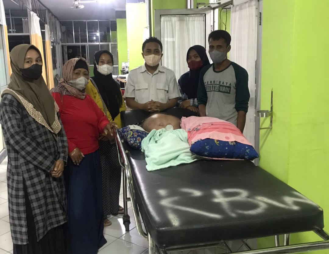 Alfian Andri Wijaya saat membawa penderita Hidrosefalus ke RSD. dr. Soebandi Jember (beritalima.com/istimewa)