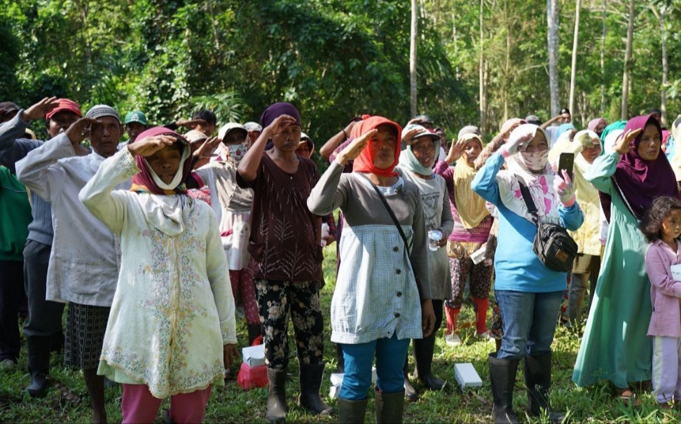 Sejumlah buruh kebun dan hutan mengikuti upacara HUT RI ke-77 tahun (beritalima.com/istimewa)