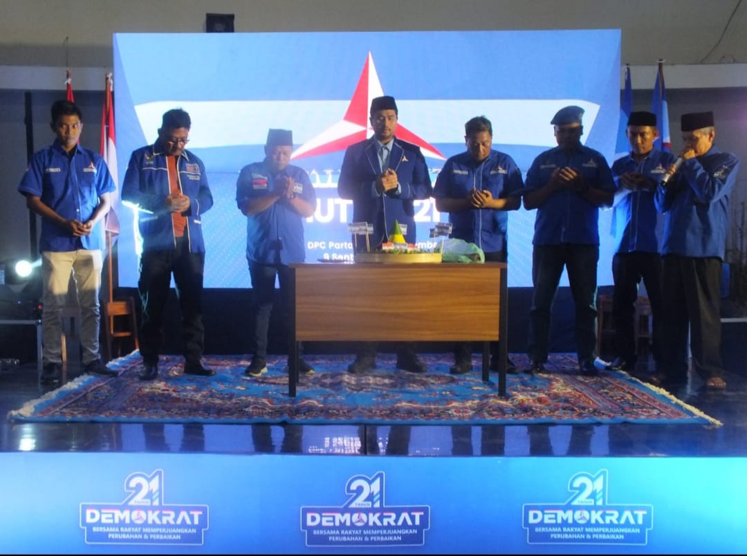 DPC Partai Demokrat Jember merayakan hari ulang tahun yang ke-21 di Aula HSC Patrang (beritalima.com/sugik)