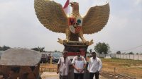 Foto : Wakil ketua Propinsi Jatim di depan Monumen Garuda setelah Diperbaharui