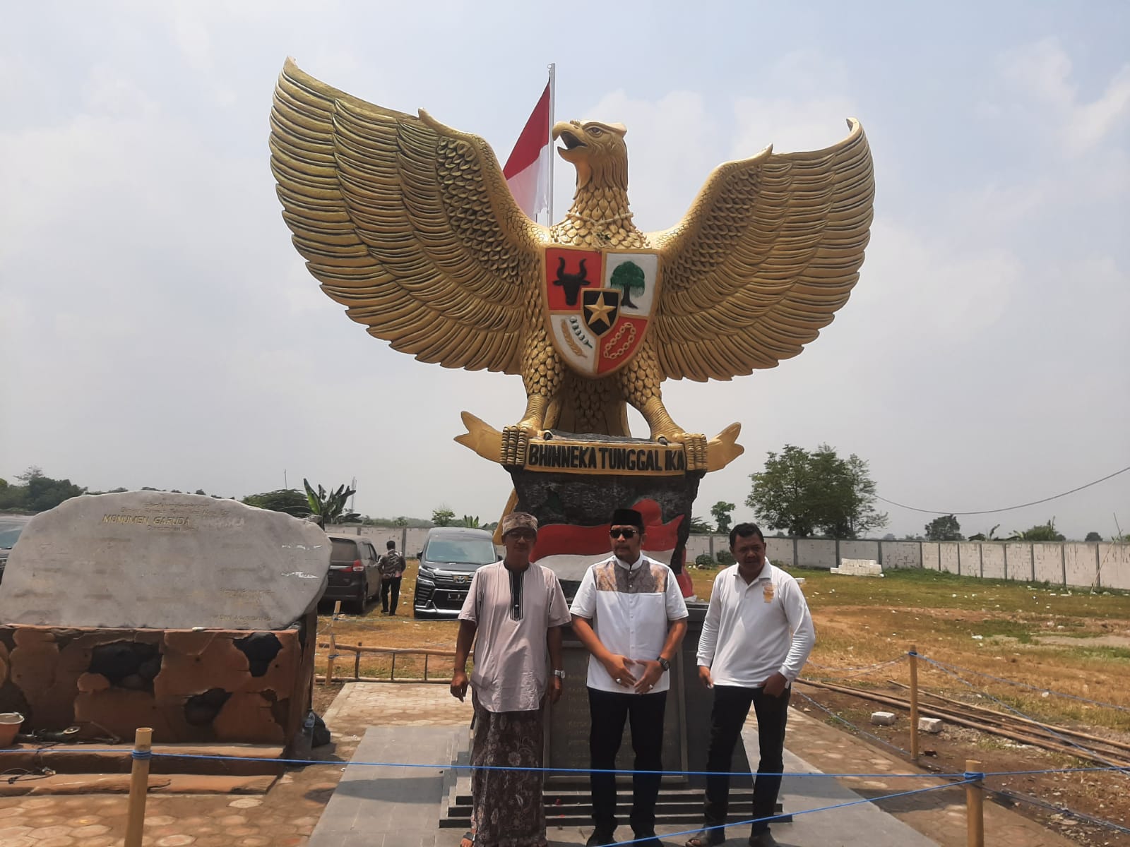 Foto : Wakil ketua Propinsi Jatim di depan Monumen Garuda setelah Diperbaharui