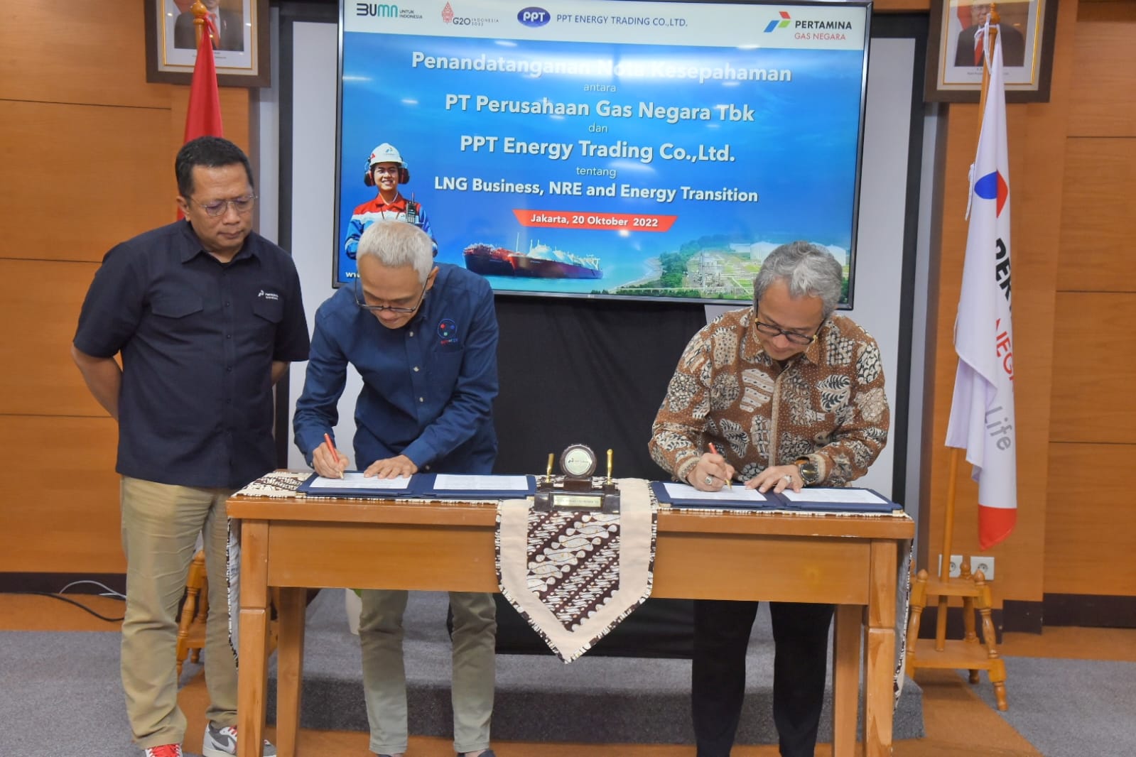 Direktur Strategi dan Pengembangan Bisnis PGN Heru Setiawan dan President Director PPT Energy Trading Co., Ltd. Agus Witjaksono teken Nota Kesepahaman di Jakarta, Kamis (20/10/2022).