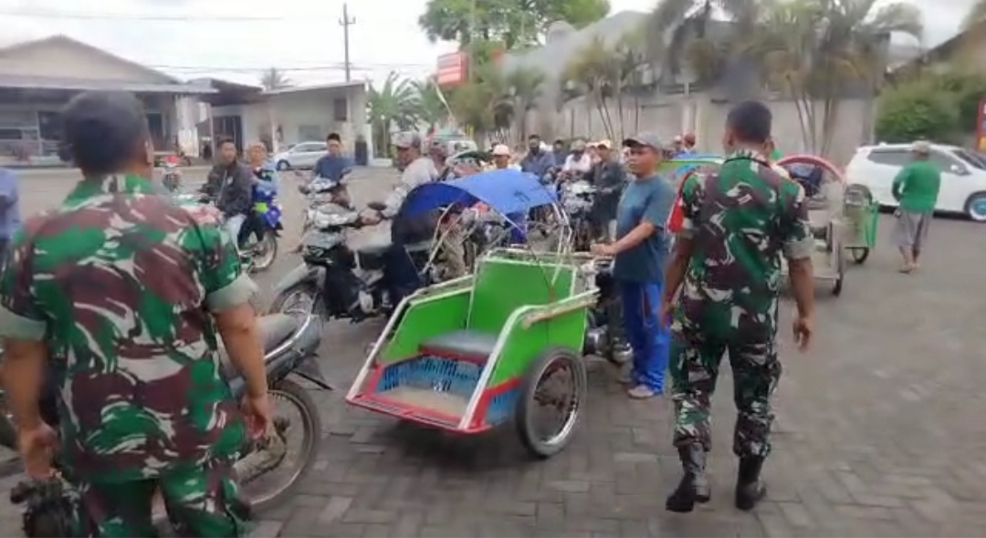 Anggota TNI dari Koramil Sukowono mengawal Ojek Pangkalan dan Bentor di SPBU (beritalima.com/sugik)
