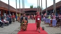 Peserta Lomba Fashion Show Adat Nusantara berjalan diatas Catwalk (beritalima.com/sugik)