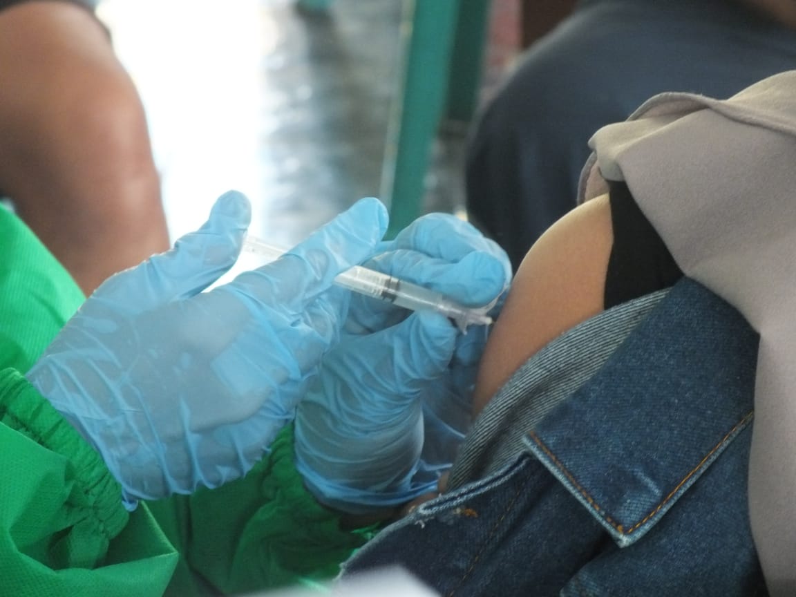 Petugas Kesehatan saat sedang memberikan vaksin ke warga Jember (beritalima.com/sugik)