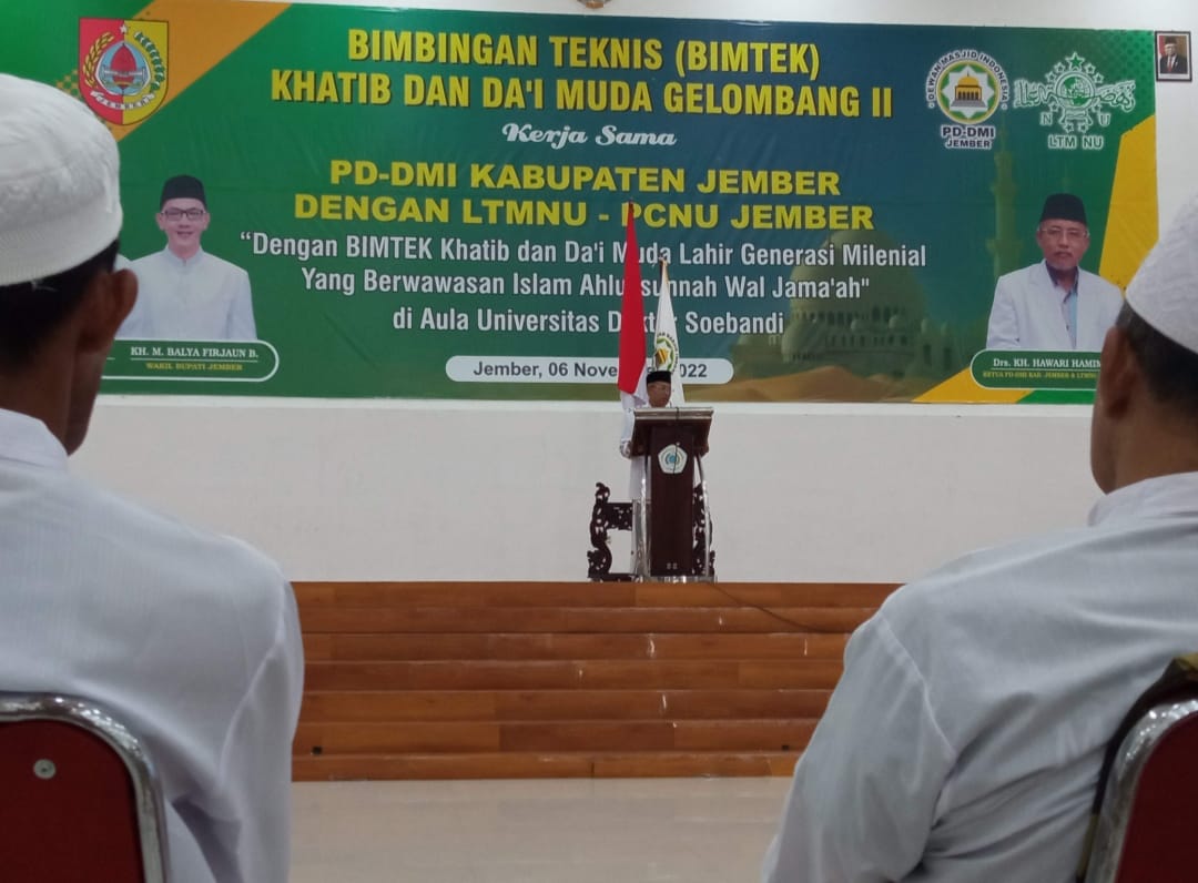 Ketua PD-DMI Jember memberikan sambutan di kegiatan Bimtek Khatib dan Da'i muda di Aula Universitas dr. Soebandi Patrang (beritalima.com/sugik)