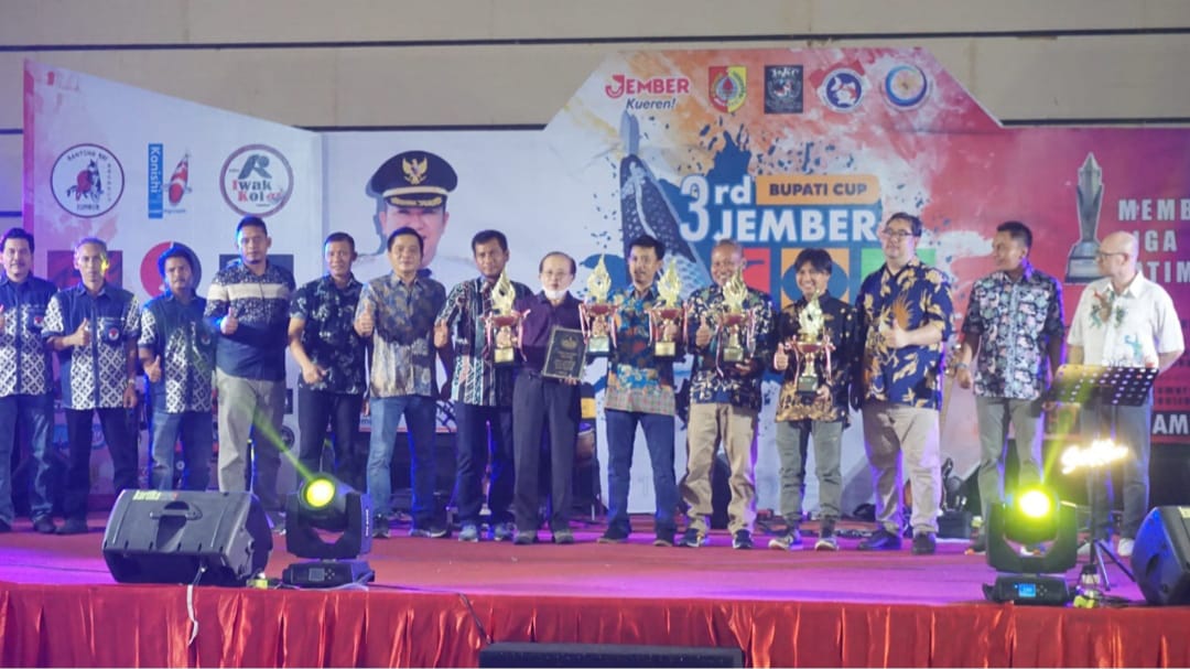 Para pemenang kompetisi Ikan Koi di Jember (beritalima.com/sugik)