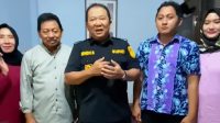 Bupati Hendy bersama dengan Keluarga Mantan Wakil Bupati Jember Kusen Andalas (beritalima.com/istimewa)