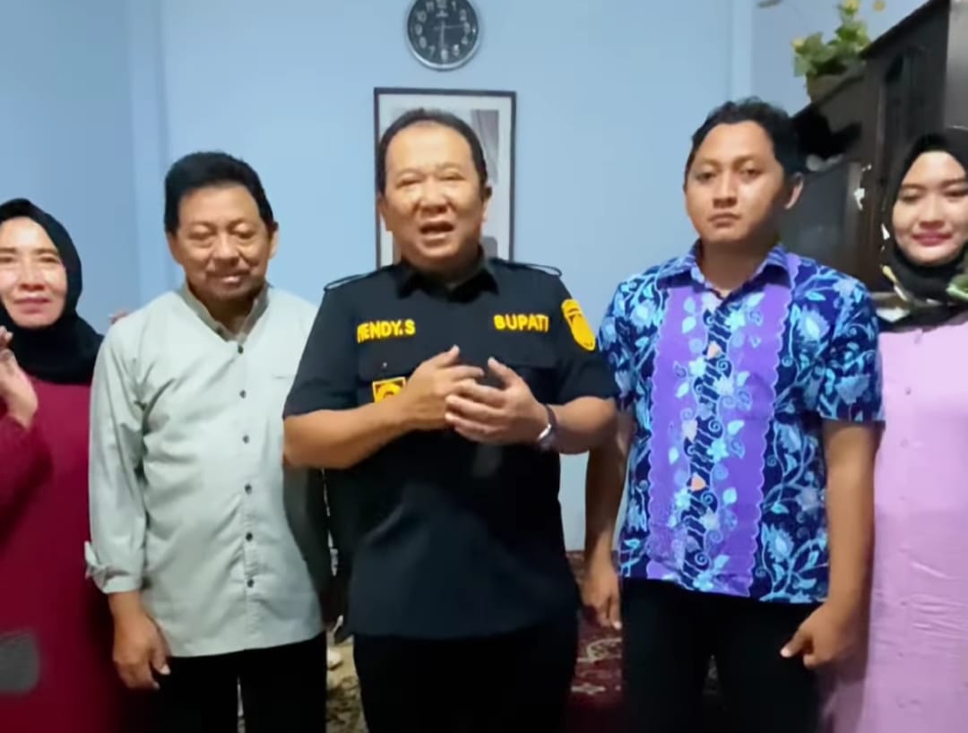 Bupati Hendy bersama dengan Keluarga Mantan Wakil Bupati Jember Kusen Andalas (beritalima.com/istimewa)