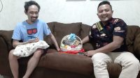 Kasat Reskrim Polres Jember menjenguk salah satu wartawan yang sakit (beritalima.com/istimewa)