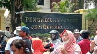 Sejumlah warga Desa Klatakan Demontrasi di depan Pengadilan Negeri Jember (beritalima.com/sugik)