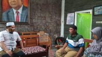 Korban penipuan, Kodrat Riyanto bersama istri mendatangi rumah anggota DRPD Jatim H. Satib (beritalima.com/sugik)