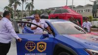 Bupati Jember H. Hendy Siswanto melakukan uji coba kendaraan listrik (beritalima.com/sugik)