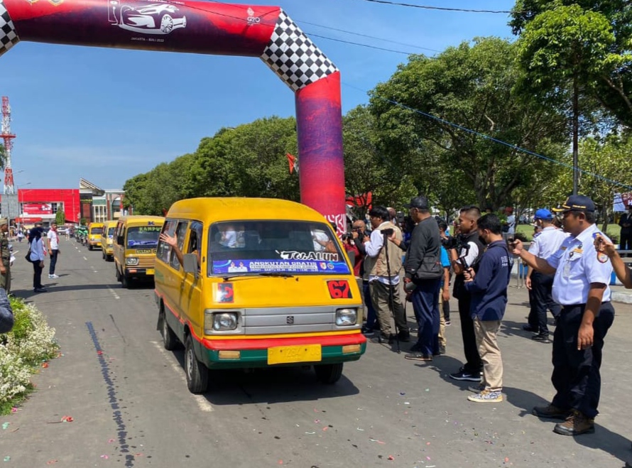 Bupati Jember melaunching Angkot gratis di depan Kantor Pemerintah Kabupaten (beritalima.com/sugik)