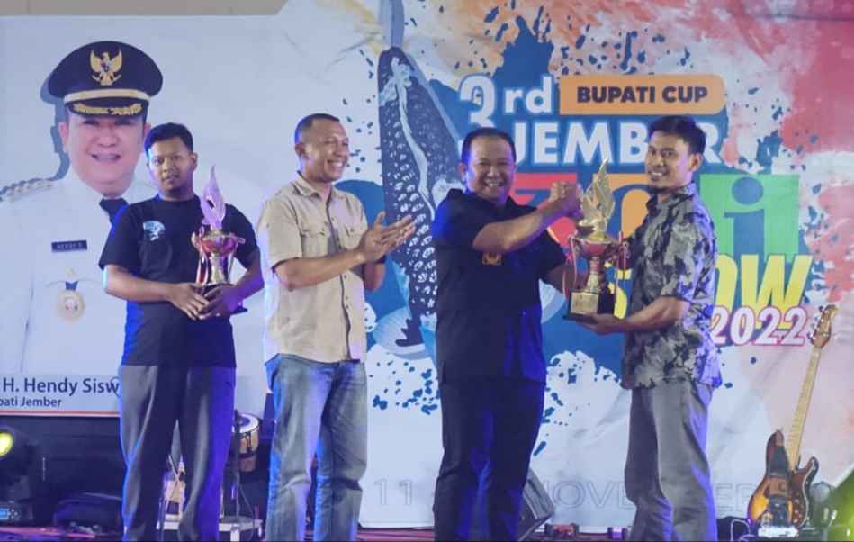 Bupati Hendy didampingi Dandim 0824 Jember serahkan piala ke pemenang kompetisi Ikan Koi (beritalima.com/sugik)