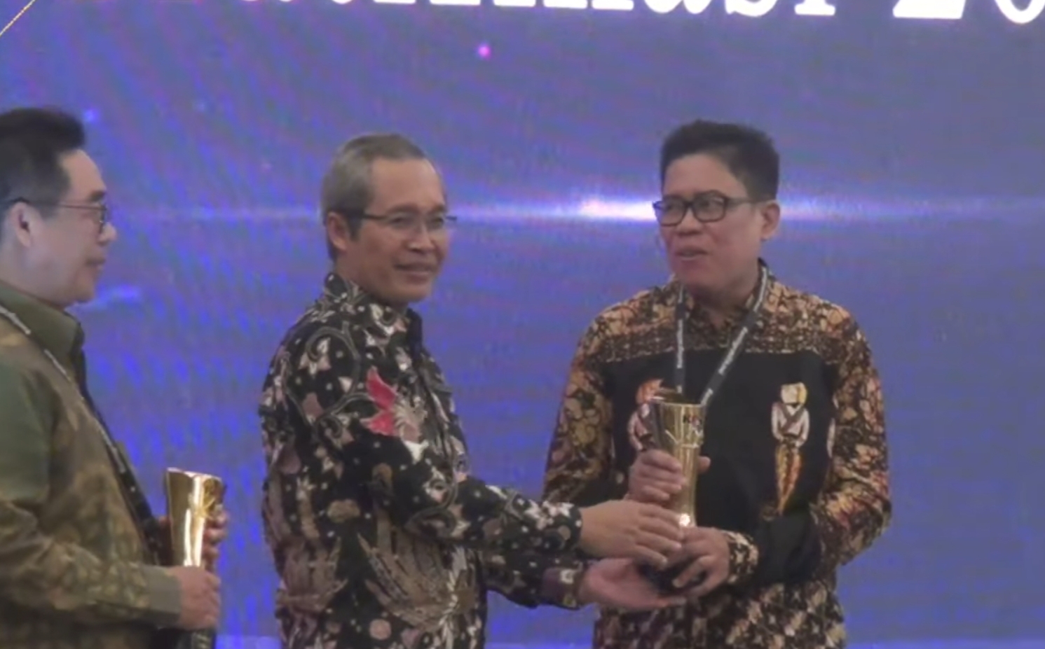 Wakil Ketua KPK Alexander Marwata Memberikan Penghargaan Kepada Rahmad Junaedi Pemkab Bojonegoro