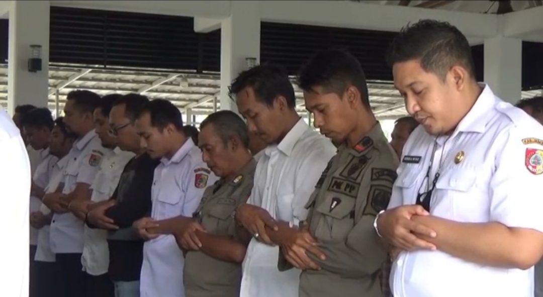 Puluhan ASN Pemkab Jember melaksanakan salat gaib (beritalima.com/sugik)