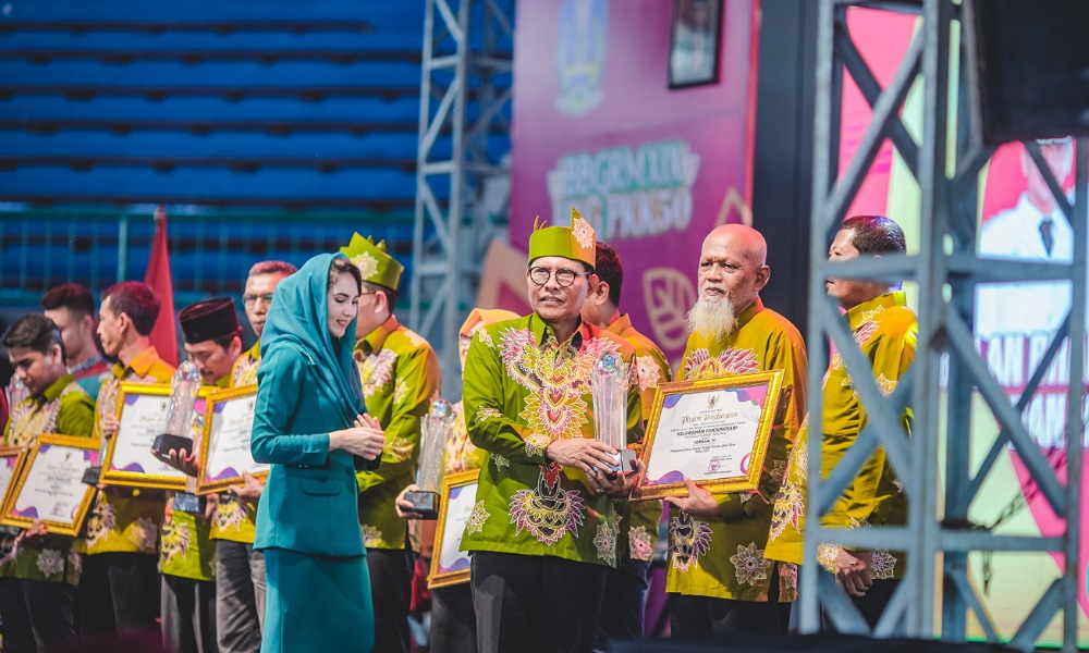 Kepala DPMD Jatim memberikan award diajang bulan Gotong-Royong (beritalima.com/istimewa)