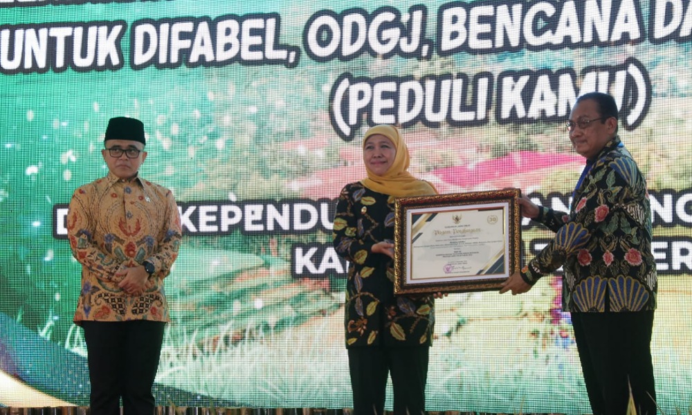 Gubernur Khofifah saat memberikan penghargaan ke Pemkab Jember (beritalima.com/istimewa)