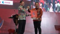 Bupati Jember saat menerima award di Jakarta (beritalima.com/istimewa)