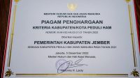 Piagam Penghargaan Peduli HAM yang diterima Kabupaten Jember (beritalima.com/istimewa)