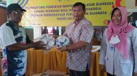 Didampingi Dispora Jatim, H. Satib menyerahkan bantuan alat sepak bola (beritalima.com/sugik)