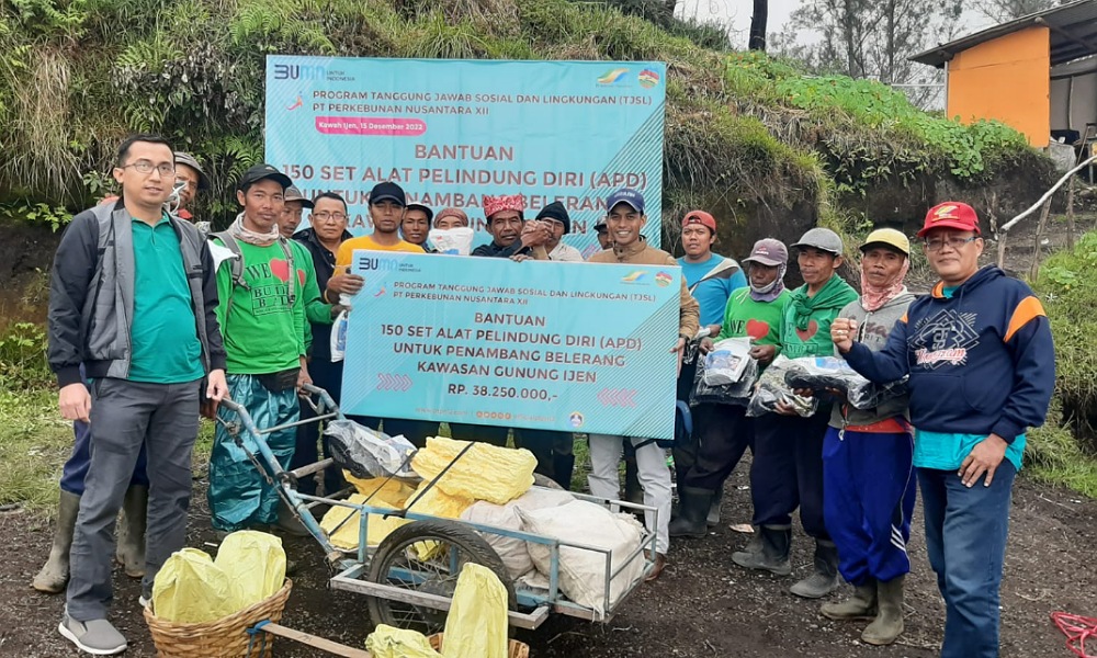 Penyaluran bantuan APD dari PTPN XII ke para penambang belerang (beritalima.com/istimewa)