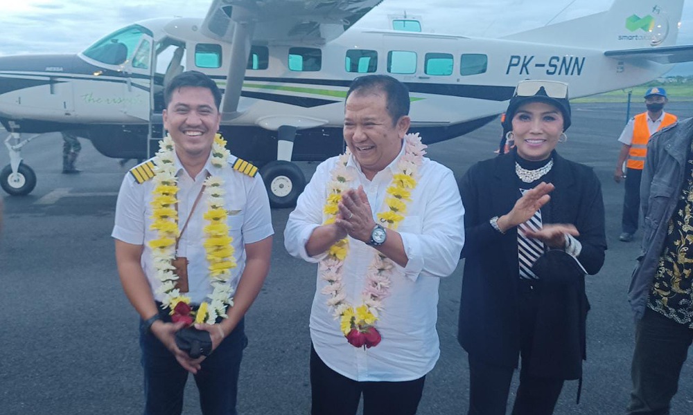 Bupati Hendy usai melakukan ujicoba pesawat Jember - Surabaya (beritalima.com/istimewa)