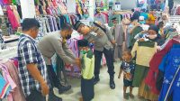 Nampak puluhan anak yatim piatu memilih pakaian di salah satu toko (beritalima.com/istimewa)