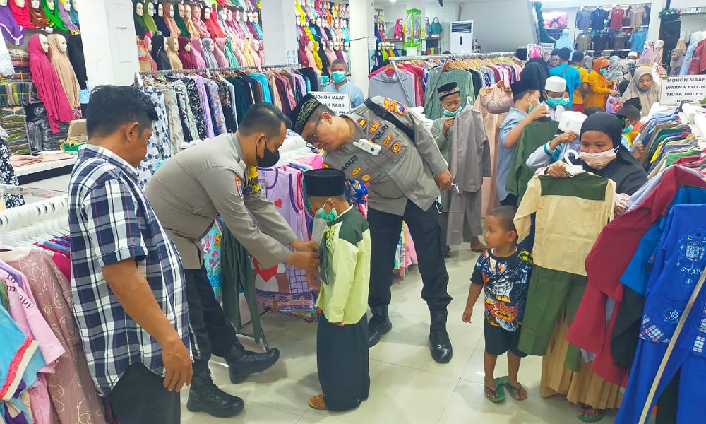 Nampak puluhan anak yatim piatu memilih pakaian di salah satu toko (beritalima.com/istimewa)