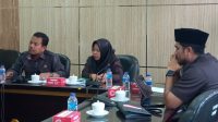 Komisi A DPRD Jember saat hearing dengan perwakilan warga Desa Sukosari (beritalima.com/sugik)