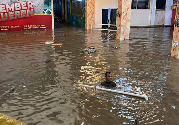 Rumah Bupati Jember terendam banjir (beritalima.com/istimewa)