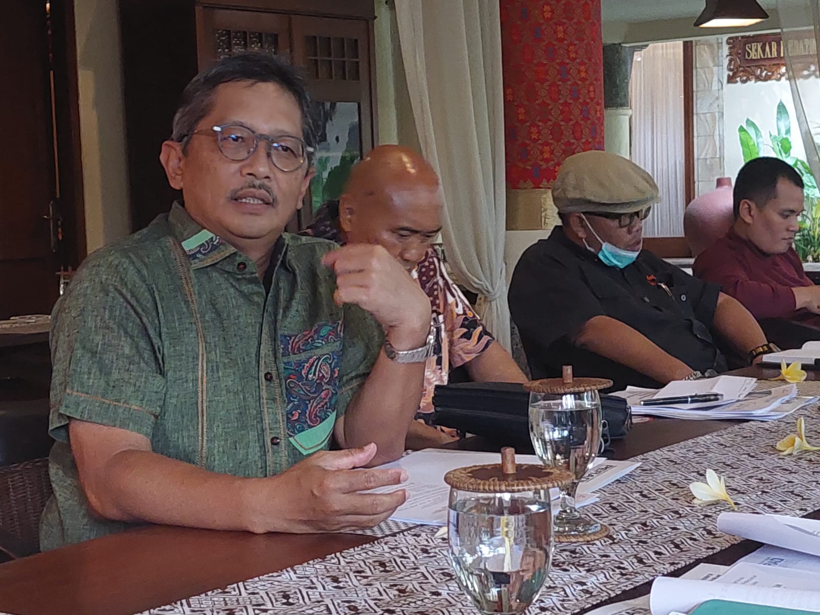 Ketua DPC Peradi Malang Raya Iwan Kuswardi berikan pemaparan kepada puluhan Direktur Kantor Advokat penerima mahasiswa program COE