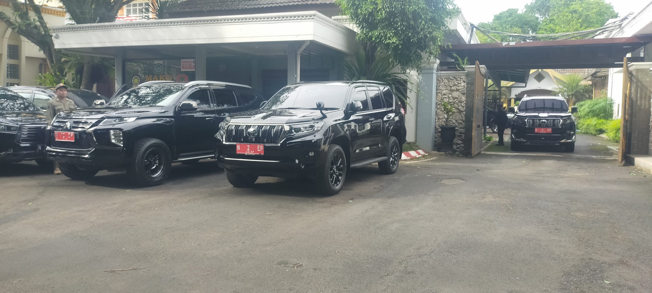 Mobil Land Cruiser Prado Plat Merah Milik Bupati Dan Wakil Bupati Malang Parkir di Pendopo Kabupaten Malang