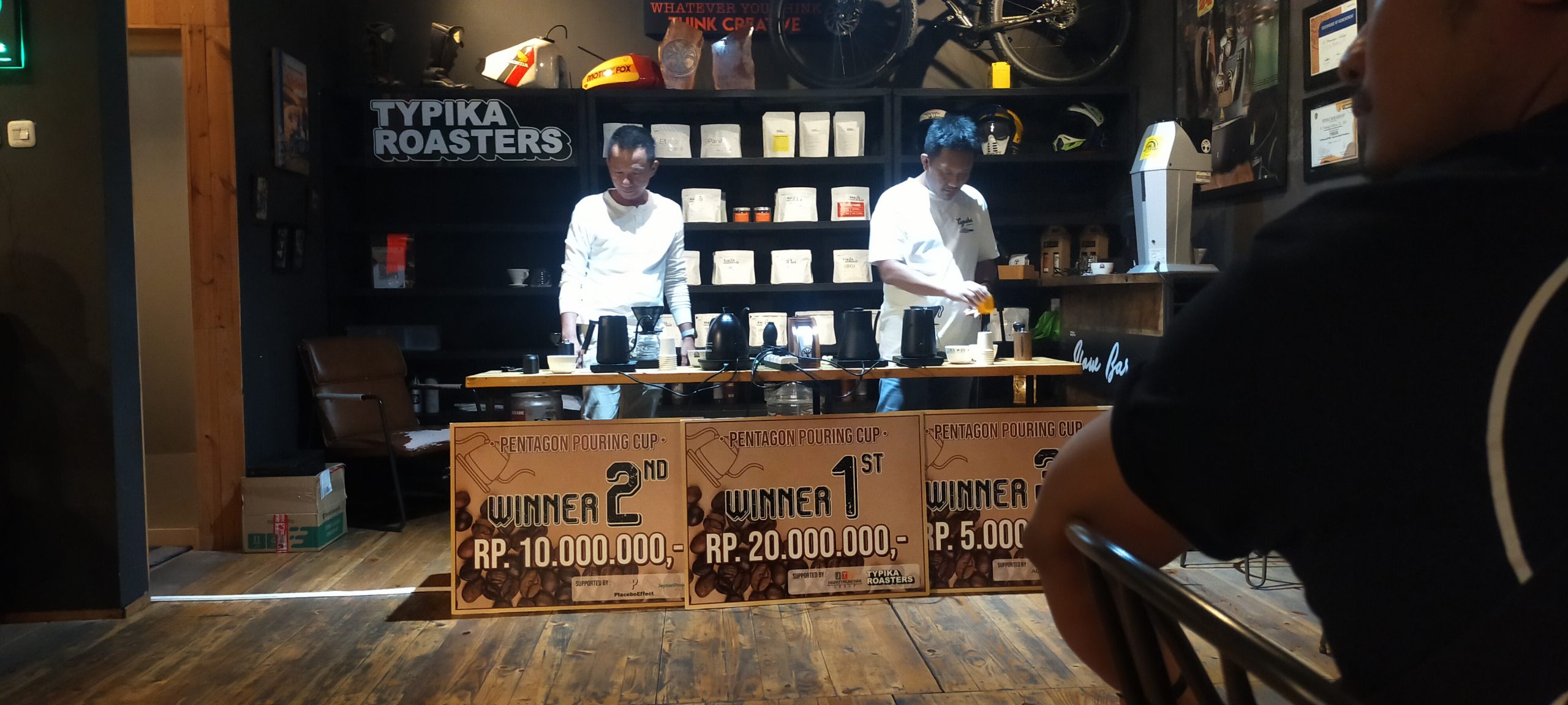Kompetisi Brewing di Typika Roasters Coffe 
