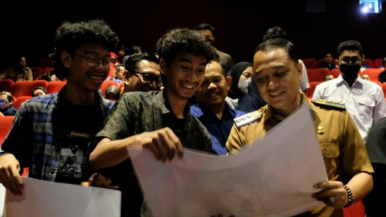 Wali Kota Eri Wajibkan Siswa Sd Smp Nobar Film “soera Ing Baja