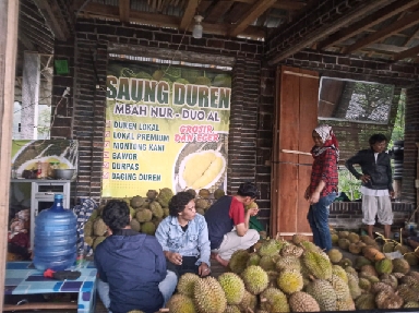 Saung Durian Mbah Nur -Duo AL tempat favorit para penikmat durian di Wonosobo