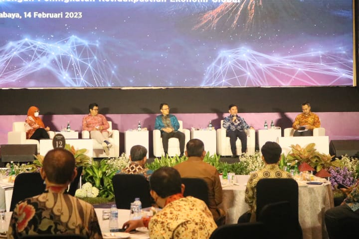 Kepala Perwakilan BI Jawa Timur Budi Hanoto (4 dari kiri) bersama para narasumber Jatim Talk di Hotel The Westin Surabaya, Selasa (14/2/2023).