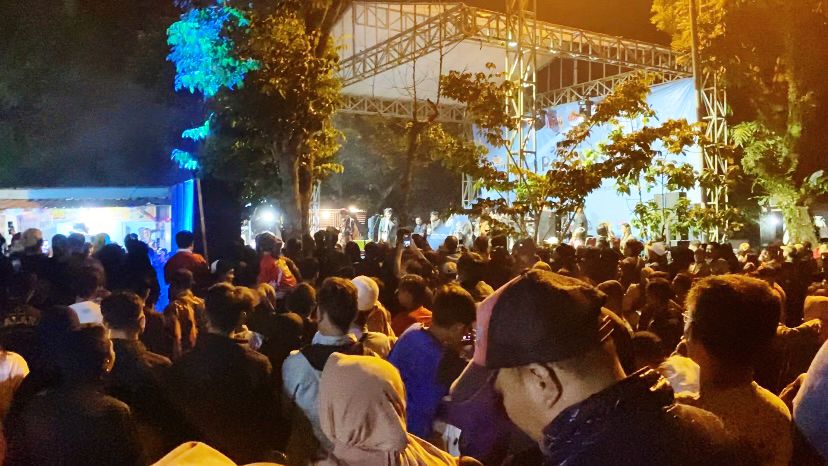 Foto : Penonton Membludak Hingga ke Jalan Saat Konser Sodiq Berlangsung pada Jumat 10 Februari 2023 Pada Kegiatan Pembukaan Peringatan HPN di Pujasera Kecamatan Lawang Kabupaten Malang