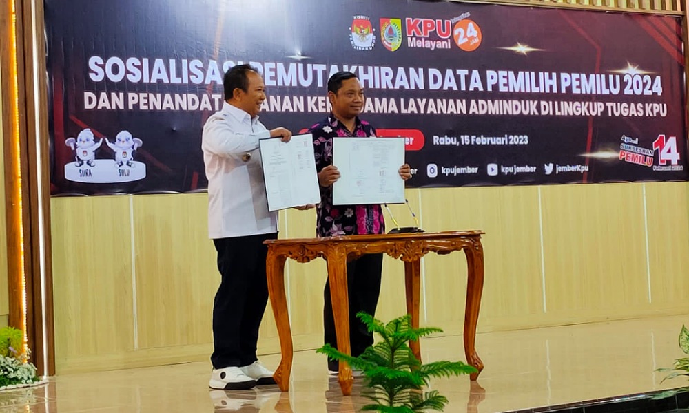 Bupati bersama Ketua KPU tandatangani MoU di Aula PB Sudirman (beritalima.com/sugik)