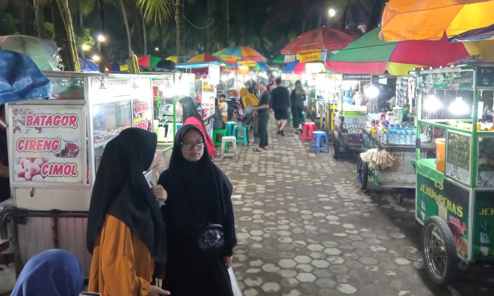 Suasana kuliner di Alun-Alun Jember disediakan (beritalima.com/sugik)