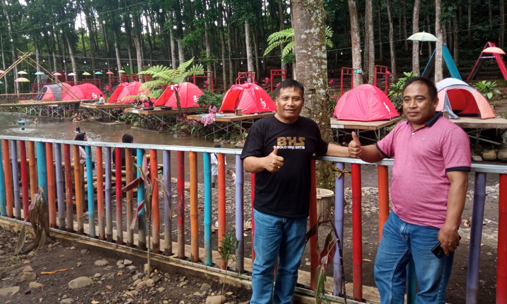 Anggota DPRD Jatim Drs. H. Satib, M.Si saat mengunjungi wisata Kampung Durian di Jember (beritalima.com/sugik)