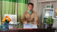 Kepala UPT Puskesmas Tambelangan Dr. Bustanul Arifin saat berada di ruang kerjanya Senin 07/02.